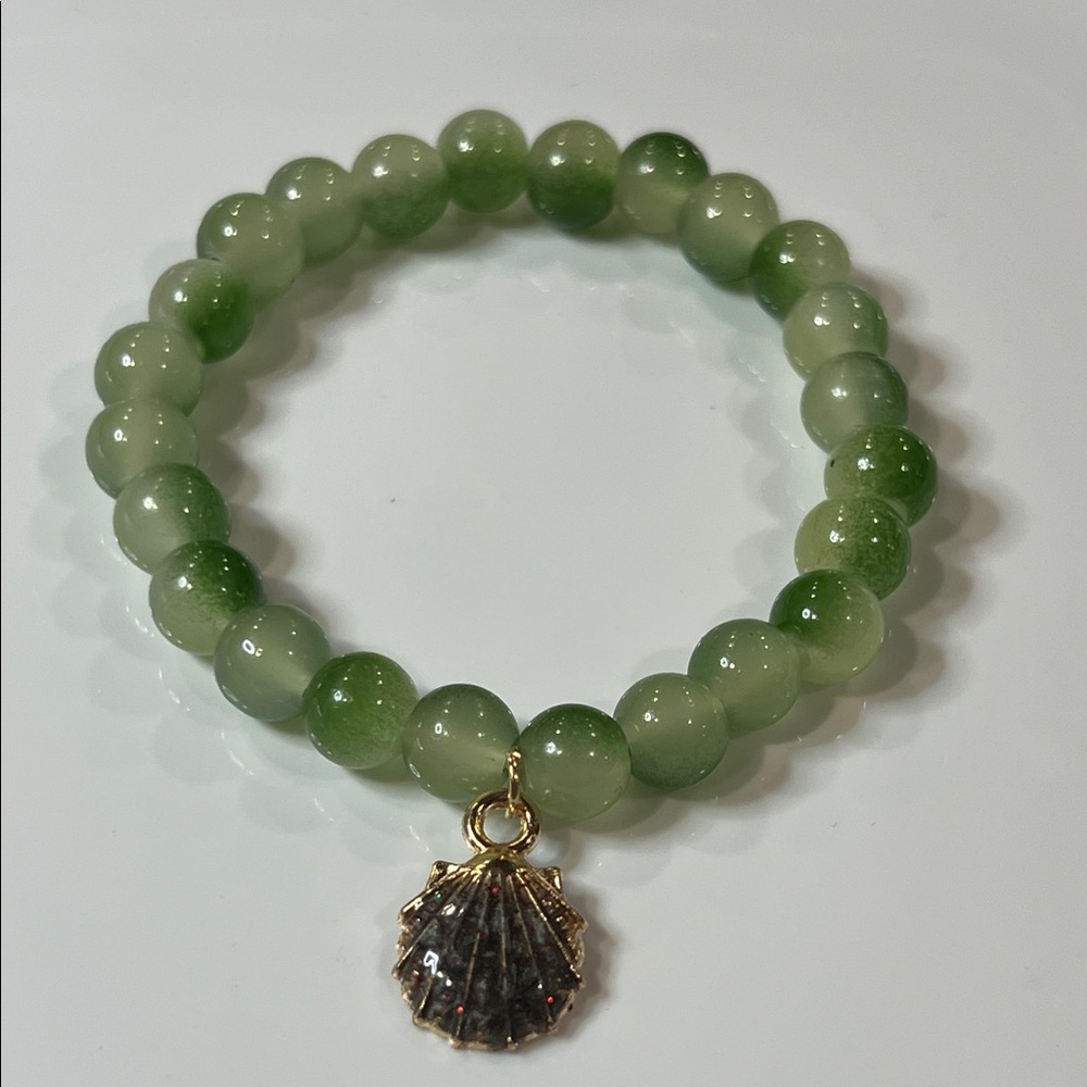 Elegant Green Bracelet with Gold Shell Charm - Picture 2 of 2